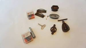 lot 163 image: Miscellaneous hardware, brass items etc.