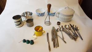 lot 164 image: Kitchen lot including enamel ware cup flour sifter Androck, chamber pot with lid etc.