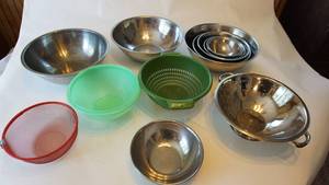 lot 166 image: Stainless steel bowls, assorted colanders