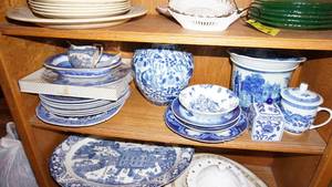 lot 174 image: Assorted Blue Willow, Delft blue porcelain vases and service ware etc.