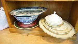 lot 175 image: Assorted porcelain and glass serviceware