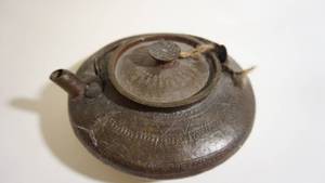 lot 186 image: Hammered copper tea pot with lid ornately etch very unique 7 inches wide