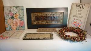 lot 211 image: Assorted home decor