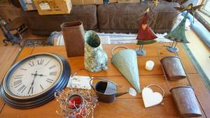 lot 228 image: Assorted home decor