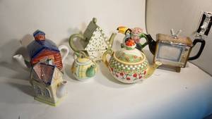 lot 233 image: Assorted porcelain tea pots