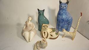 lot 234 image: For the cat loversHome Decor cat statues etc