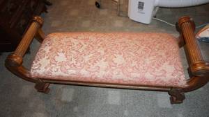 lot 262 image: Beautiful antique fainting couch