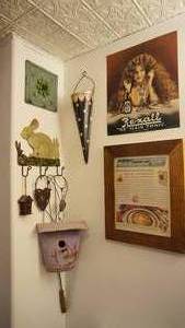 lot 268 image: Wall of home decor