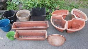 lot 278 image: Assortment of flower pots