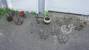 lot 279 image: Large assortment of gardening baskets and parts etc.