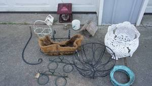 lot 283 image: GardeningFlower pots etc.