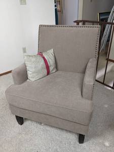 lot 46 image: Madison Park Accent Arm Chair