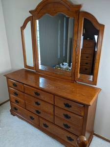 lot 79 image: Beautiful 12-Drawer Wood Dresser with Mirror