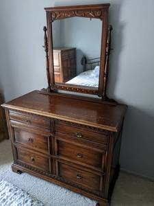 lot 89 image: Vintage Dresser with Swivel Mirror