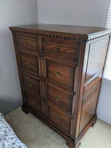 lot 70 image: Gorgeous 4-Drawer Vintage Wood Dresser