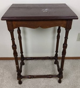 lot 99 image: Lovely Vintage Side Table