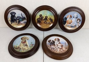 lot 82 image: Set of 5 Franklin Mint Heirloom Collector Plates with Wood Frames