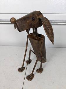 lot 114 image: Springy Metal Garden Dog