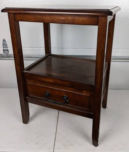 lot 115 image: Beautiful Small Side Table w Drawer