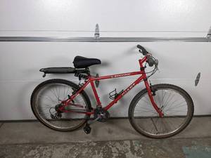 lot 49 image: Rincon Giant 21 Speed Mountain Bike