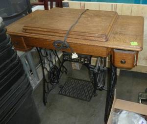 Super Nice 1941 Singer sewing machine with cabinet