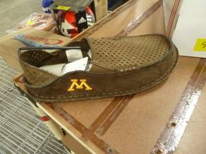 Mens size 10 Med  U of MN slip on shoe