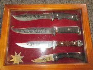 lot 4 image: 4 knives in a case ...