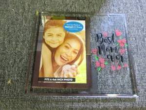 lot 88 image: box of 12 best mom ever glass photo...