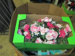 lot 97 image: pallet full of misc and faux flower...