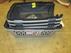 lot 175 image: 4 pet kennels missing parts ...