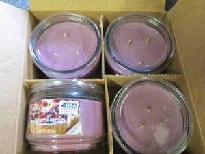 lot 447 image: 411.5oz sugared berries candles ...