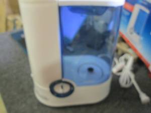 lot 465 image: vicks warm mist humidifier ...