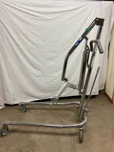 Invacare Hydraulic Manual Patient Lift 9805 With Sling (Not Pictured) - Great Working Condition