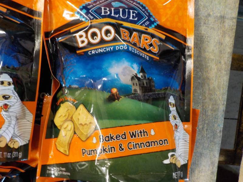 lot 15 image: 4 - 11 oz Bags Blue Boo Bars Dog Tr...