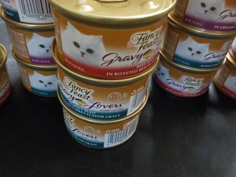 lot 59 image: 28 Cans Fancy Feast Cat Food...