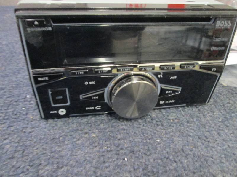 lot 55 image: Boss Elite 320-Watt CDMP3USB Car ...