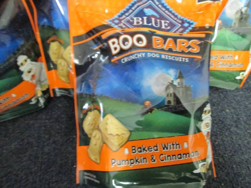 lot 290 image: 4- 11 oz bags Blue Buffalo Boo Bars...