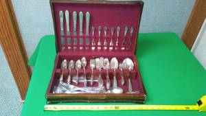lot 184 image: Vintage Stainless WM Rogers cutlery & wood box