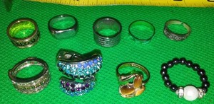 lot 190 image: 9 fashion rings- size variety