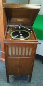 lot 11 image: Silverstone Phonograph, Hand Crank  Works Great