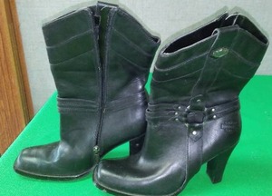 lot 24 image: Womens Harley Davidson Riding Boots