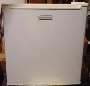 lot 265 image: Emerson dorm size fridge