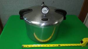 lot 270 image: 16 quart Presto cooker canner