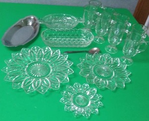 lot 272 image: Glass mugs & Serving pieces