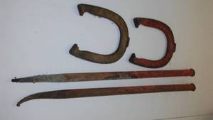 lot 311 image: 2 Horseshoes and stakes - authentic