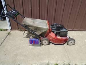 lot 101 image: Toro personal pace self propelled lawn mower with bagger. Used condition. Tested & runs. As shown.