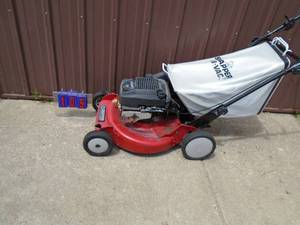 lot 105 image: Snapper lawn mower with bag. Used condition. Tested & works. As shown.