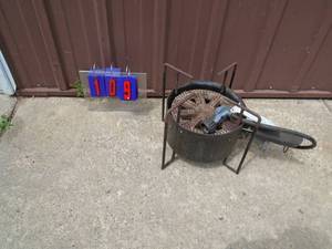 lot 109 image: Used lp fire burner. Cast iron. Good condition. As shown.