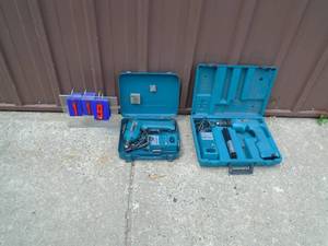 lot 119 image: 2 Makita drills , battery & charger. As shown.