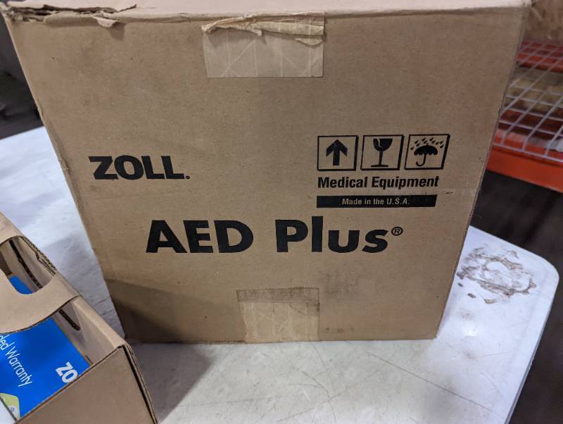 lot 851 image: Zoll AED Plus, Missing small parts.